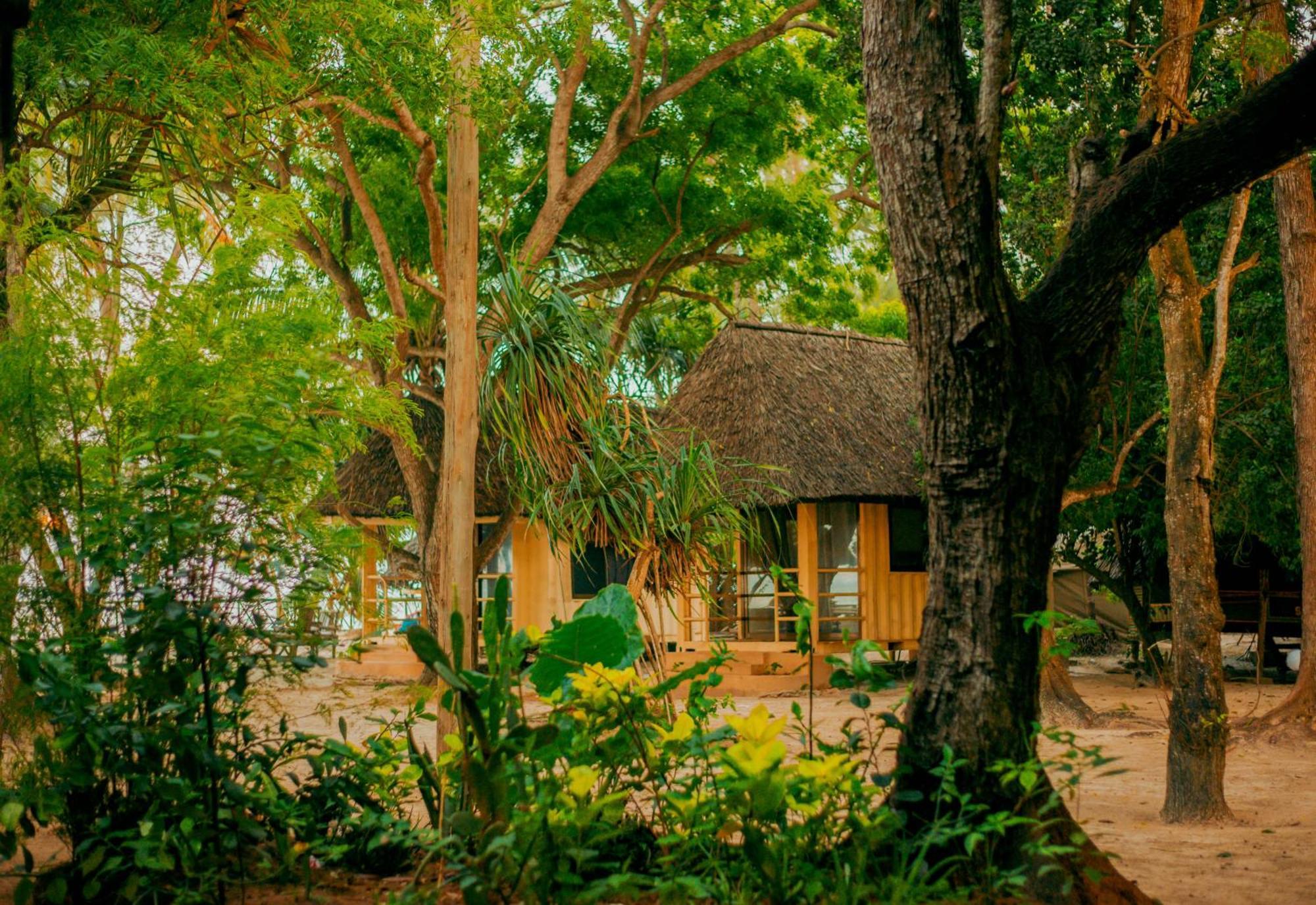 Хостел Mikadi Beach Camp & Backpackers Дар-ес-Салам Екстер'єр фото